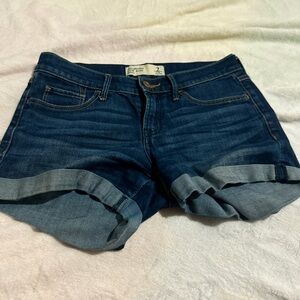 Dark wash denim shorts - perfect for summer #summer #denimshorts